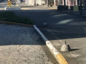 Populares reclamam de suportes deixados nas calçadas em Timbó