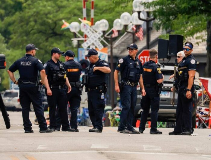 Tiroteio em desfile de 4 de julho nos EUA deixa pelo menos seis mortos