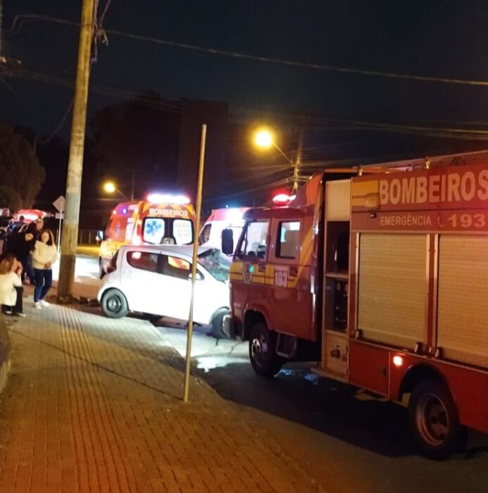 Homem de 24 anos morre após colidir contra poste em Blumenau 