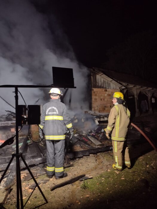 Residência de madeira é consumida pelo fogo em Pomerode
