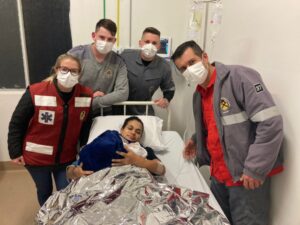 No dia do bombeiro brasileiro, bombeiros voluntários realizam parto dentro de ambulância em PG