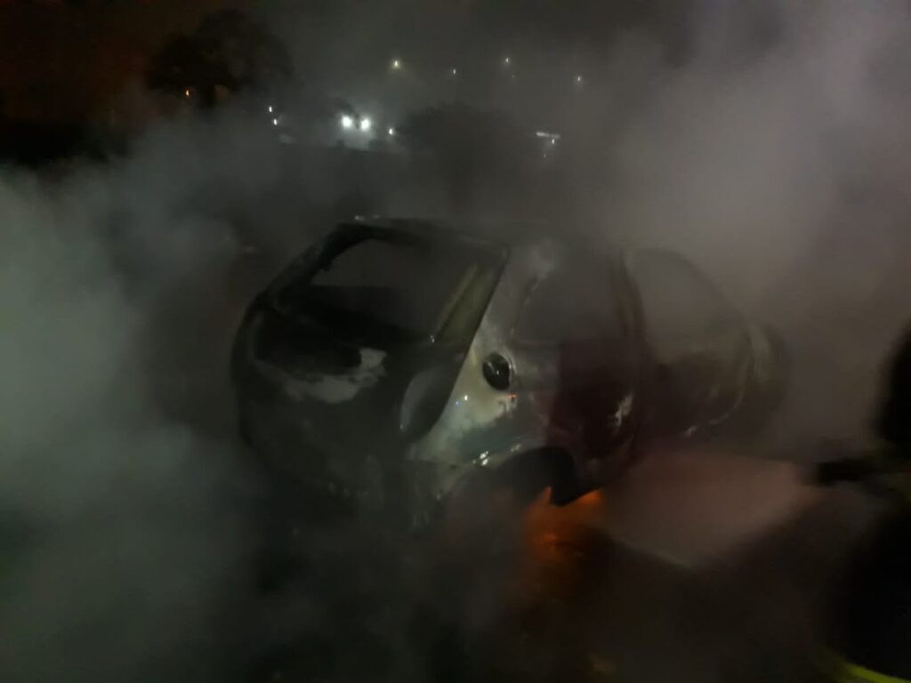 Veículo fica completamente destruído por incêndio em Rio do Sul