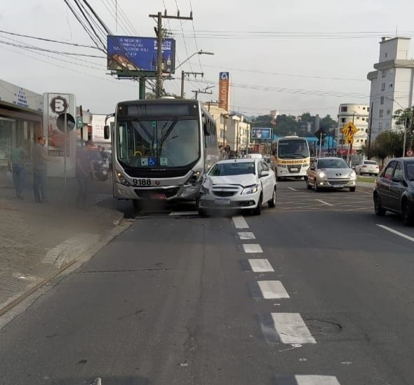 Colisão entre ônibus e carro deixa seis pessoas feridas em Blumenau