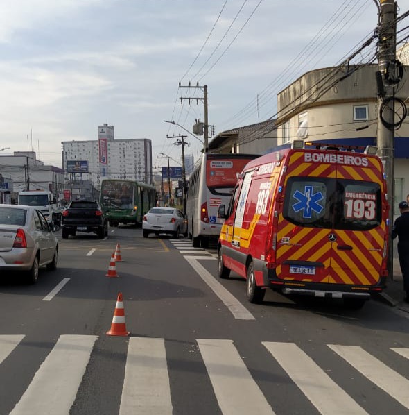 Colisão entre ônibus e carro deixa seis pessoas feridas em Blumenau 