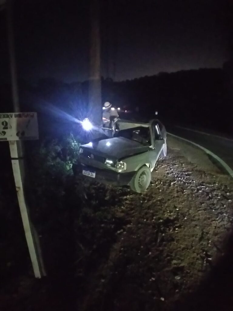 Veículo de passeio fica parcialmente destruído após colisão em Timbó