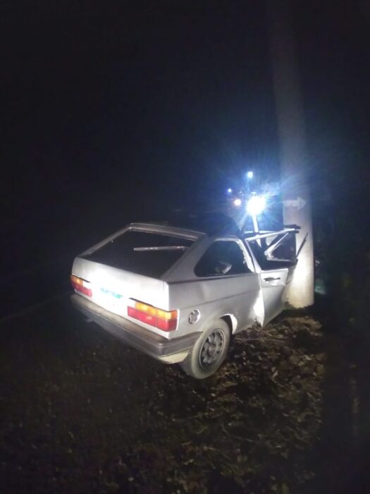 Veículo de passeio fica parcialmente destruído após colisão em Timbó