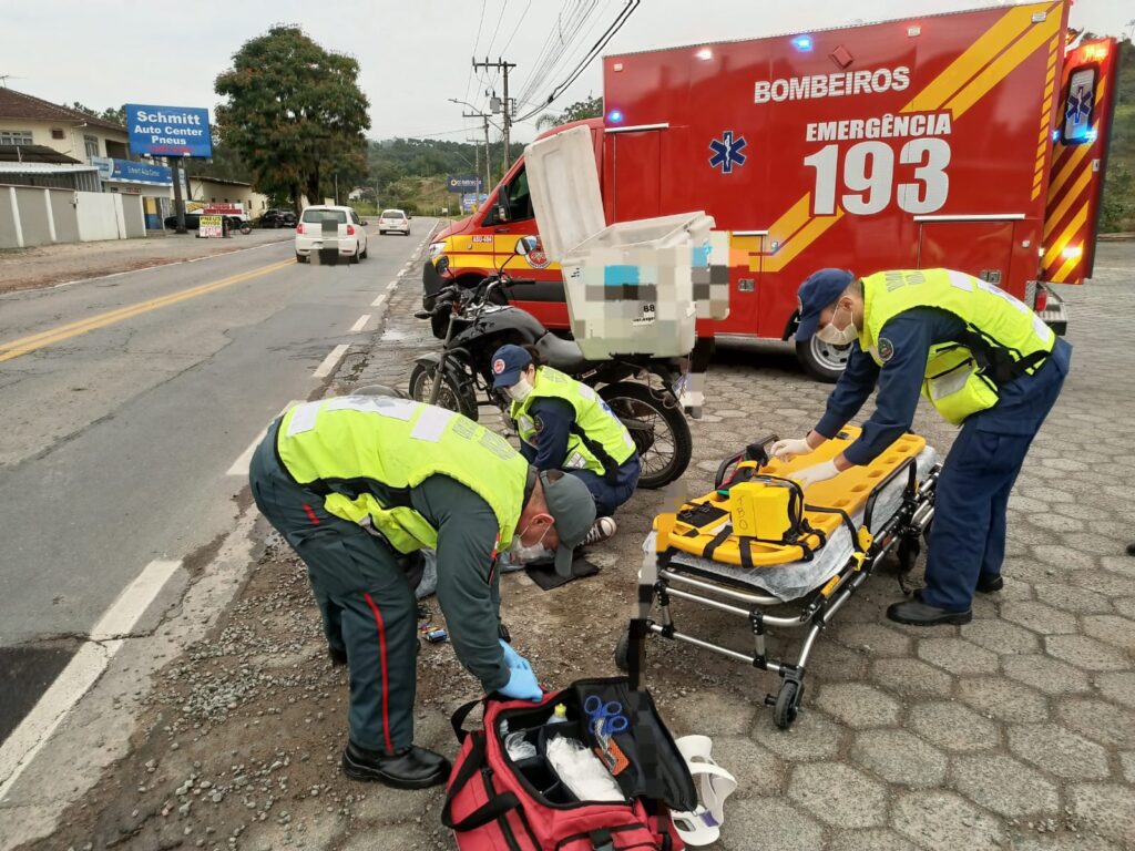 Colisão entre veículos deixa motociclista ferido em Timbó