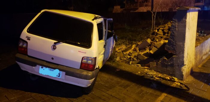 Veículo de passeio colide contra muro e deixa vítima em Ascurra 