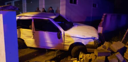 Veículo de passeio colide contra muro e deixa vítima em Ascurra