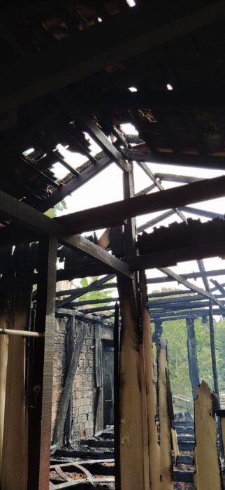 Bombeiros atendem ocorrência de incêndio em residência mista em Blumenau 