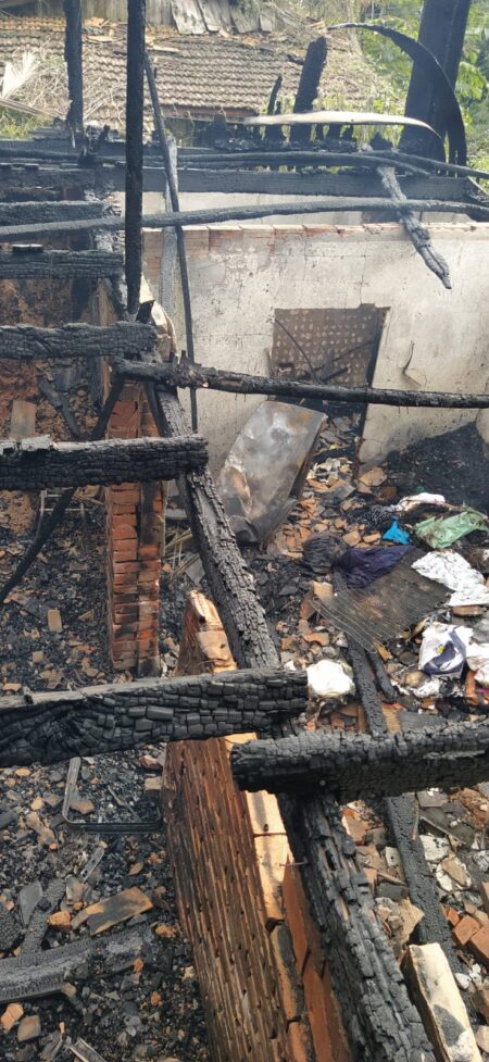 Bombeiros atendem ocorrência de incêndio em residência mista em Blumenau