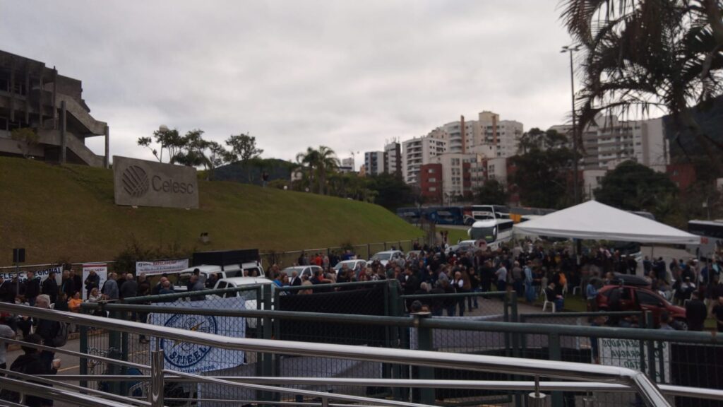 Celesquianos realizam protesto na central da celesc em Florianópolis