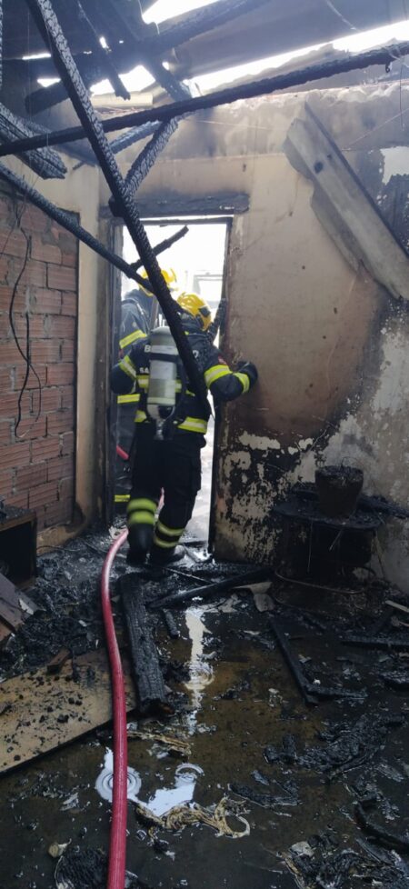 Parte de casa fica completamente destruída após incêndio em Blumenau