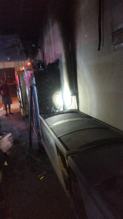 Populares apagam incêndio que consumiu parte de um comércio em Ilhota   