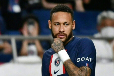Neymar é criticado por protagonizar pênalti fantasma em vitória do PSG