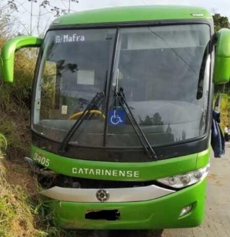 Motorista perde o controle de ônibus e colide contra barranco na BR-280 em Corupá