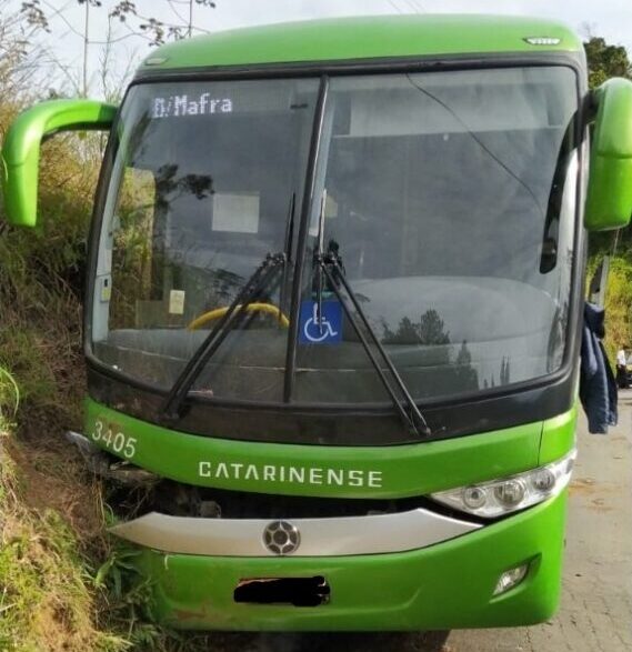 Motorista perde o controle de ônibus e colide contra barranco na BR-280 em Corupá