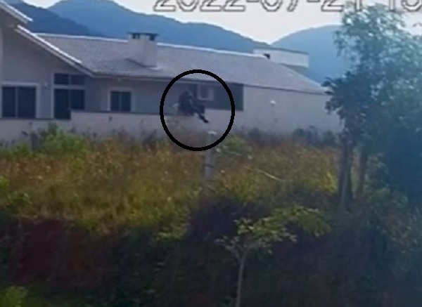 Ladrão é flagrado pulando muro após furtar casa em Timbó