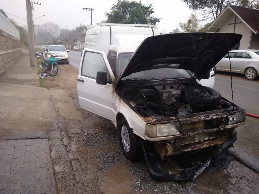Bombeiro de folga ajuda motorista que estava com o carro pegando fogo em Taió