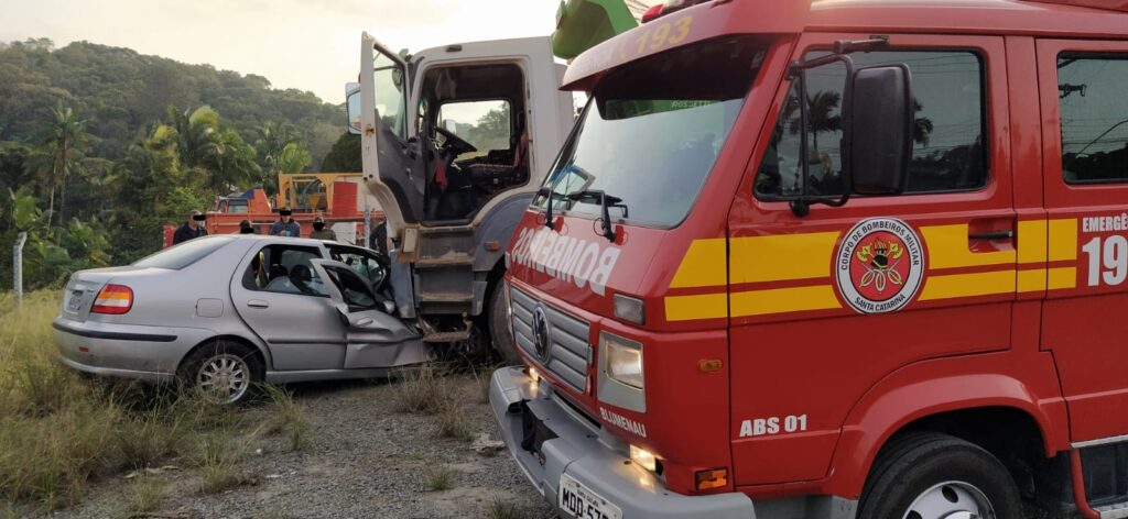 Motorista fica ferido após colisão com caminhão na BR-470 em Blumenau