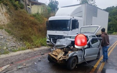 Colisão entre carro e caminhão deixa três feridos em Doutor Pedrinho