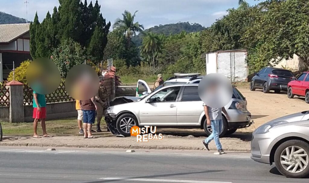 Homem embriagado bate na traseira de veículo em Timbó