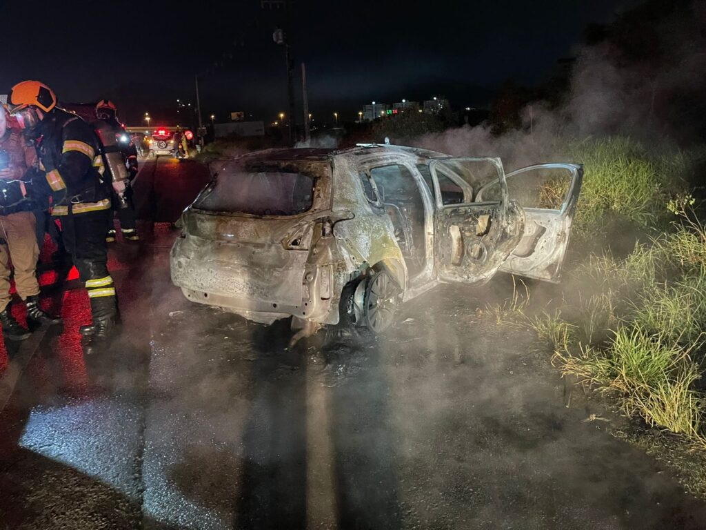 Carro pega fogo após bater em moto na Rodovia Antônio Heil em Itajaí