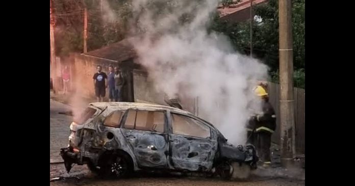 Veículo de passeio pega fogo após colidir contra poste em Blumenau