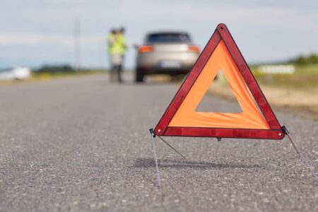 Motociclista fica ferida após ter a preferencial cortada em Timbó