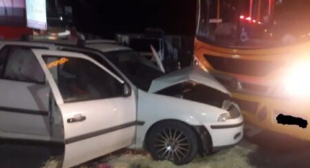 Casal fica ferido após ônibus e carro batem de frente em Gaspar