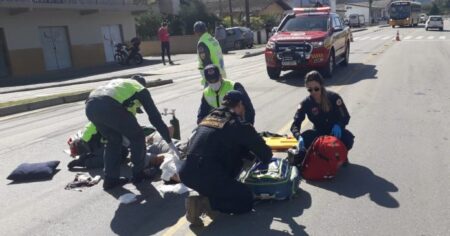 Motociclista sofre fratura exposta após acidente de trânsito em Gaspar