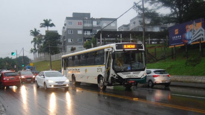 Condutor invade pista e colide frontalmente com ônibus em Blumenau 