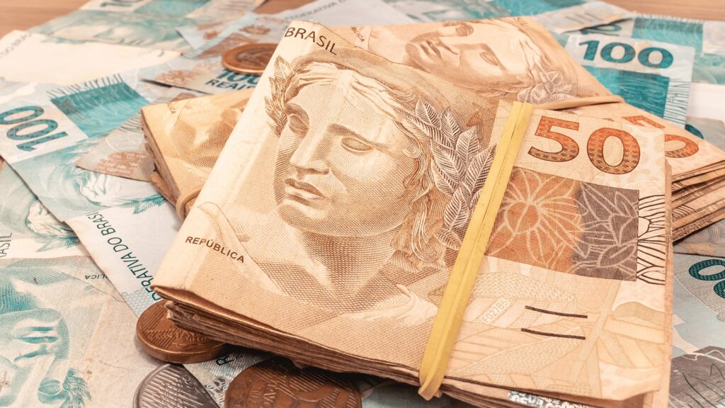Ladrão rouba R$ 23 mil de padre e distribui para a população de Caruaru