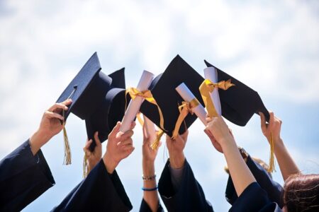 Estudantes do ensino superior em SC podem se inscrever para receber bolsas universitárias