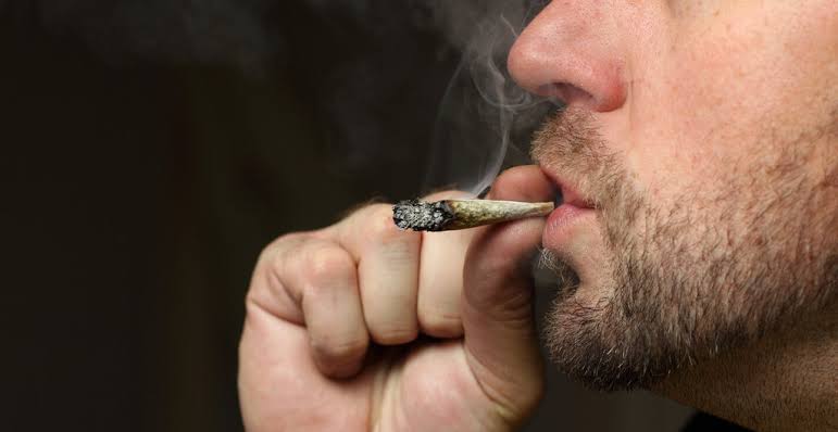 Homem é detido fumando maconha dentro de carro em Brusque