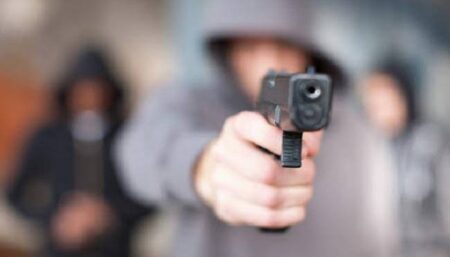 Ladrão armado efetua roubo em estabelecimento comercial de Blumenau