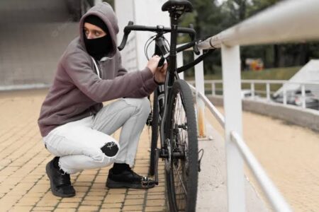 Ladrão de bicicleta cai em barranco após tentar fugir da polícia em Ascurra