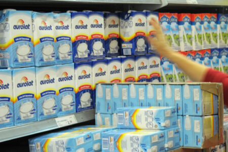Preço do litro do leite assusta consumidores em Santa Catarina