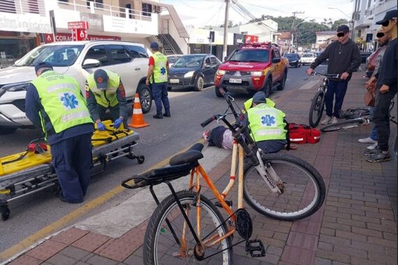 Colisão de bicicletas deixa mulher ferida em Gaspar