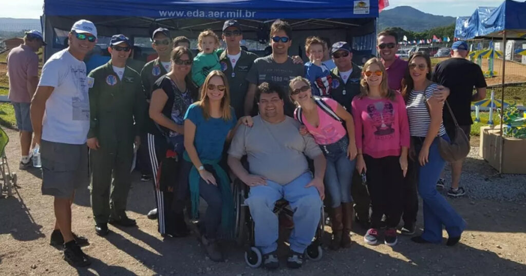 Blumenauense com distrofia muscular precisa de ajuda para comprar cadeira de rodas motorizada