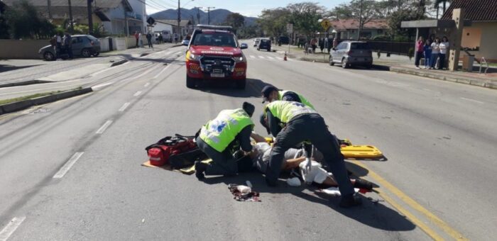 Motociclista sofre fratura exposta após acidente de trânsito em Gaspar