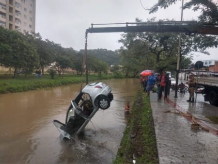 Motorista desvia de ciclista e cai com carro em rio de Balneário Camboriú