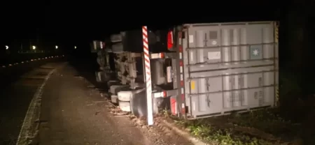 Dois caminhões tombam em menos de 4 horas na BR 470 entre Ibirama e Lontras