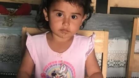 Menina de três anos acorda em velório após ser dada como morta