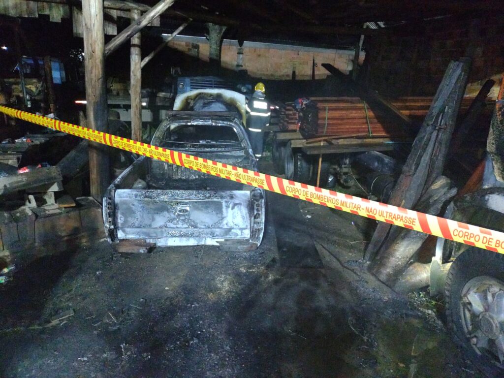 Veículos pegam fogo dentro de garagem em pátio de serraria de Ituporanga
