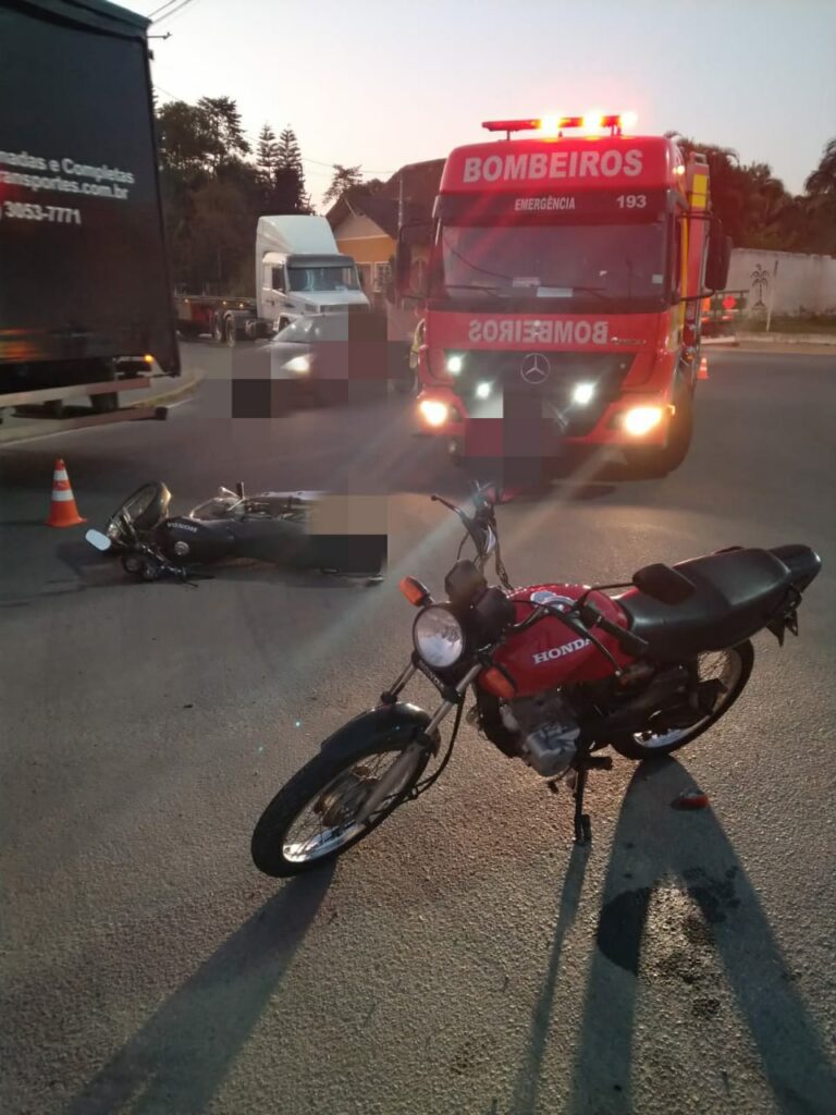 Colisão entre motocicletas deixa duas pessoas feridas em Timbó