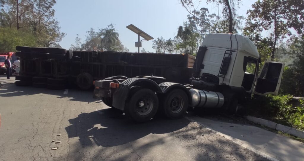 Colisão entre veículos deixa caminhão no barranco e cinco pessoas feridas em Ibirama