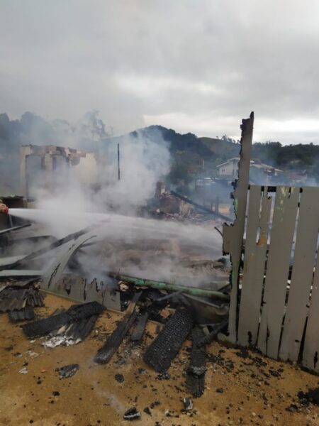 Mercadinho fica totalmente destruído após incêndio em Brusque