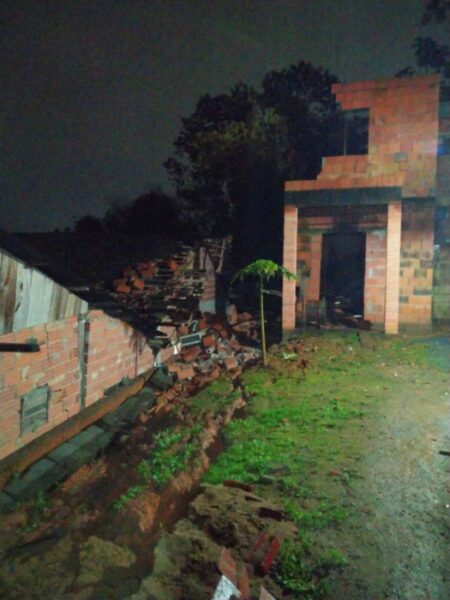 Residência cai sobre outra casa após deslizamento em Timbó