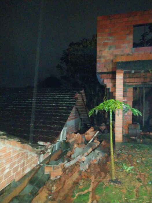 Residência cai sobre outra casa após deslizamento em Timbó 